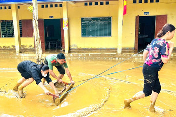 Trường học ngập trong bùn, hàng trăm học sinh chưa thể đến lớp