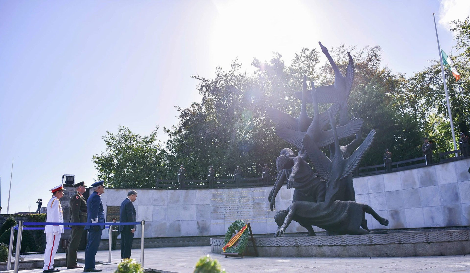 tưởng niệm tượng đài