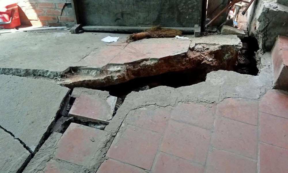 Vết nứt do sạt lở đất xảy ra tại gia đình bà Phạm Thị Tích, tổ dân phố số 1, thị trấn An Châu..jpg