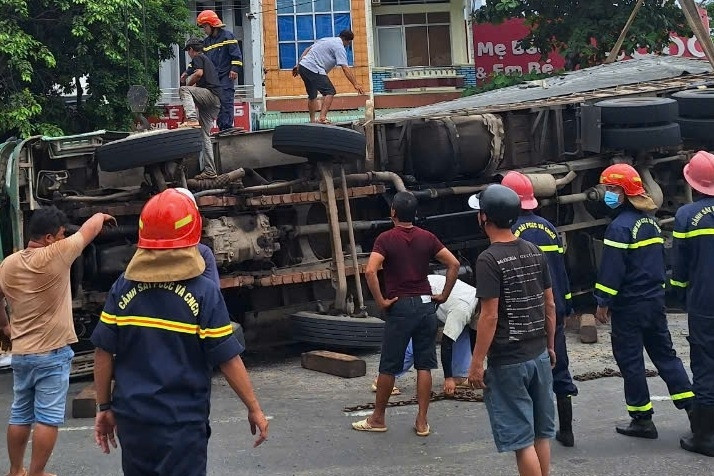 Lật xe chở gỗ dăm, 3 người đi đường bị đè tử vong ở Bình Định