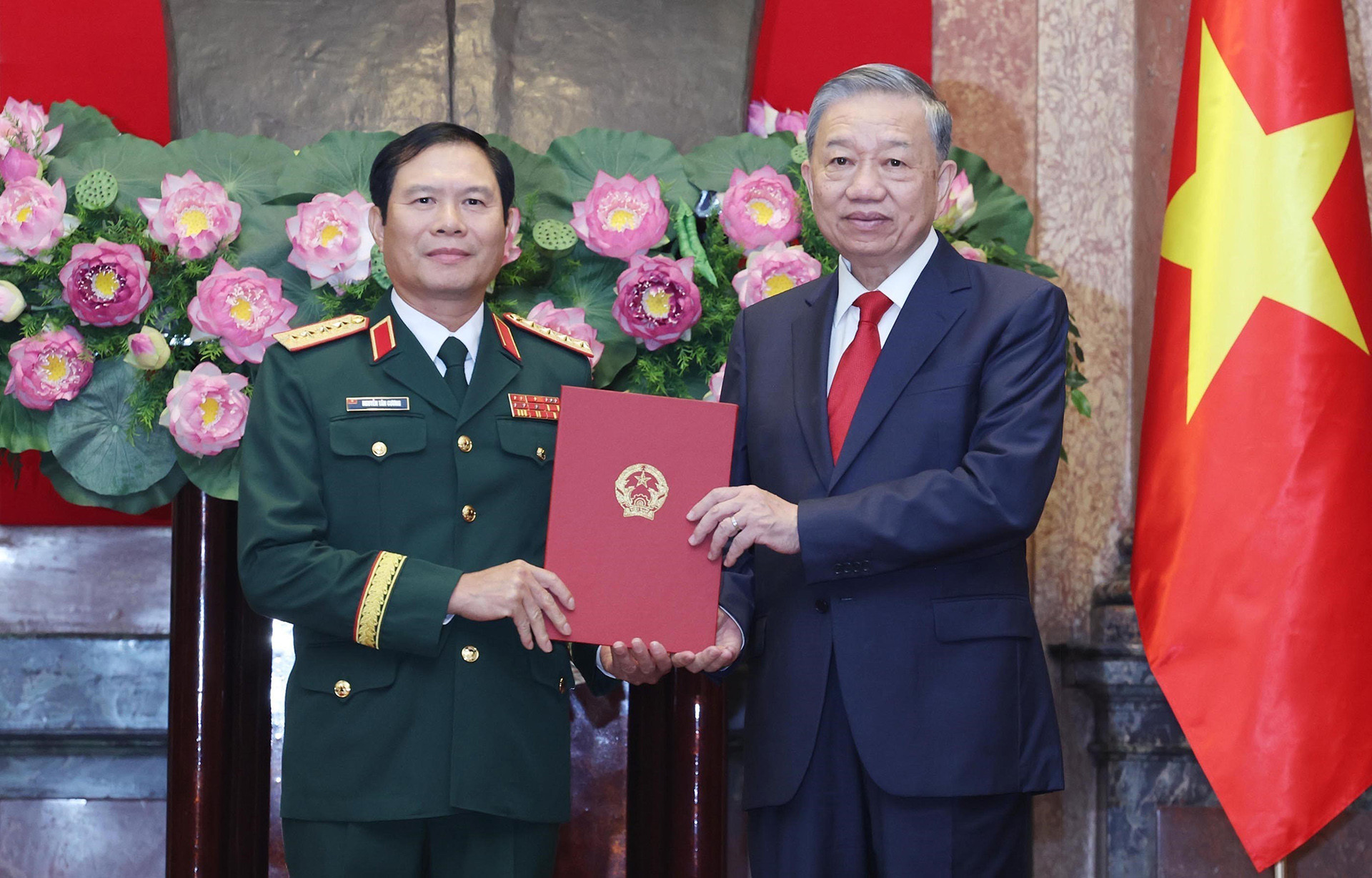 Tổng Bí thư, Chủ tịch nước trao quyết định cho Thứ trưởng Bộ Quốc phòng Nguyễn Tân Cương