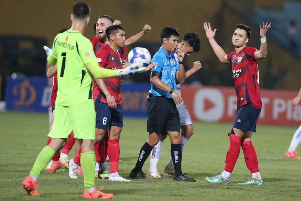 Trọng tài trận Hà Nội 1-1 CAHN bắt chính xác quả penalty