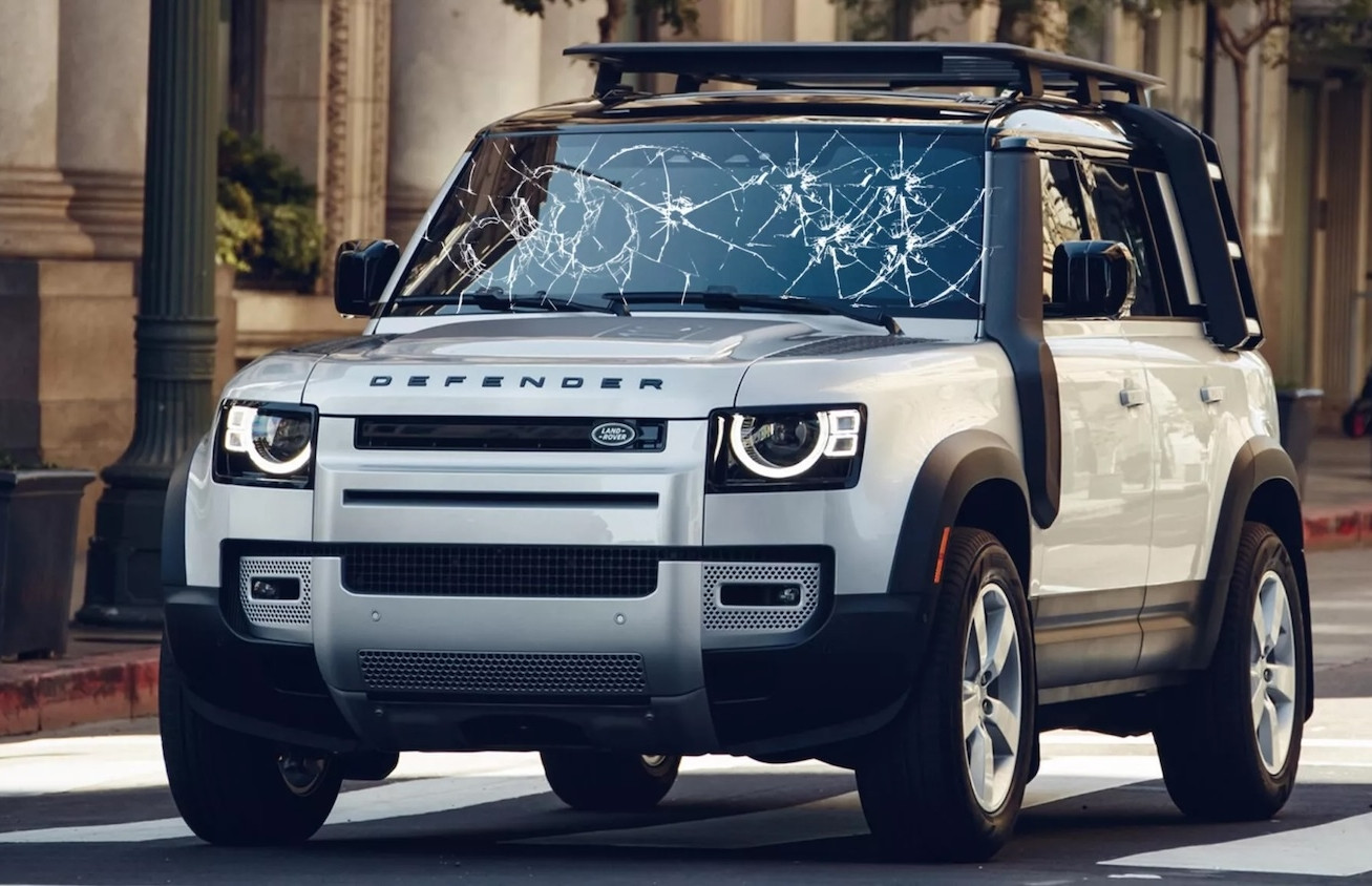 Xe Land Rover Defender nứt kính liên tục nhưng không được bảo hành