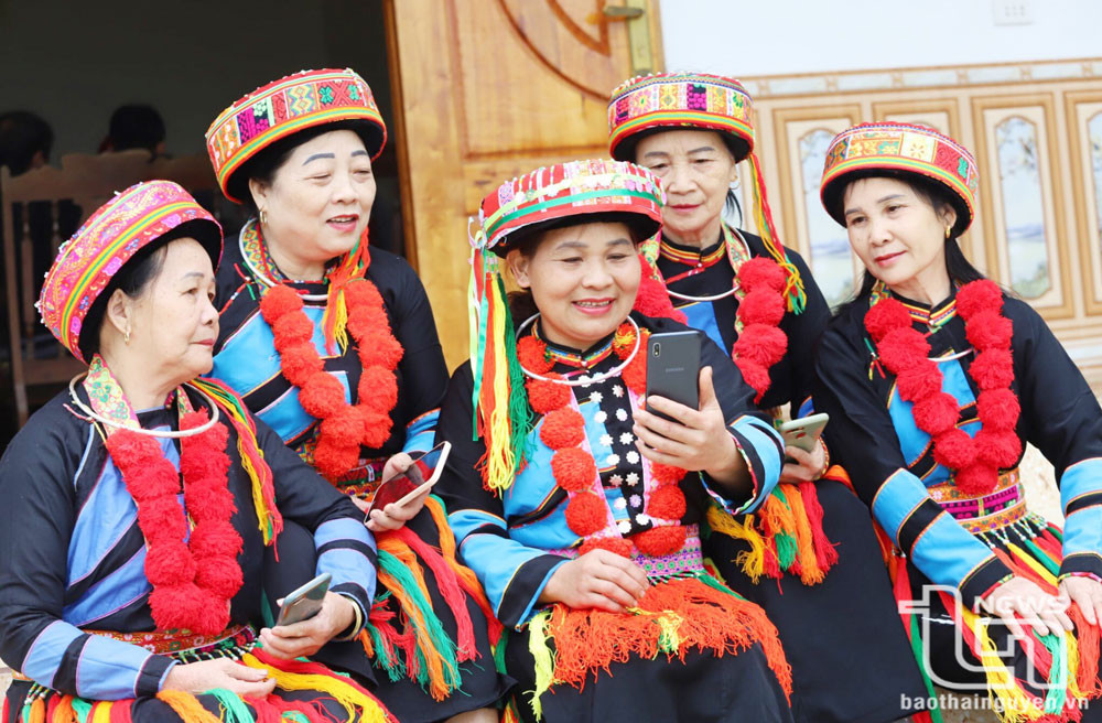 Bà con người Dao ở xóm Ba Họ, xã Yên Ninh (Phú Lương) sử dụng Internet di động băng thông rộng để kết nối các tiện ích phục vụ đời sống.