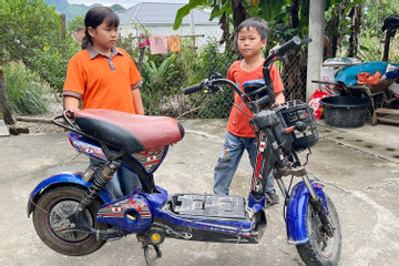 Hai đứa trẻ ngậm ngùi nhớ lại khoảnh khắc bị nước lũ cuốn trôi, mất mẹ mãi mãi