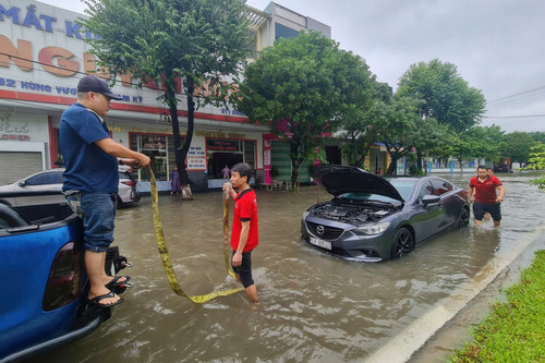 Mưa lớn gây ngập sâu nhiều tuyến đường ở TP Tam Kỳ, hàng loạt xe chết máy