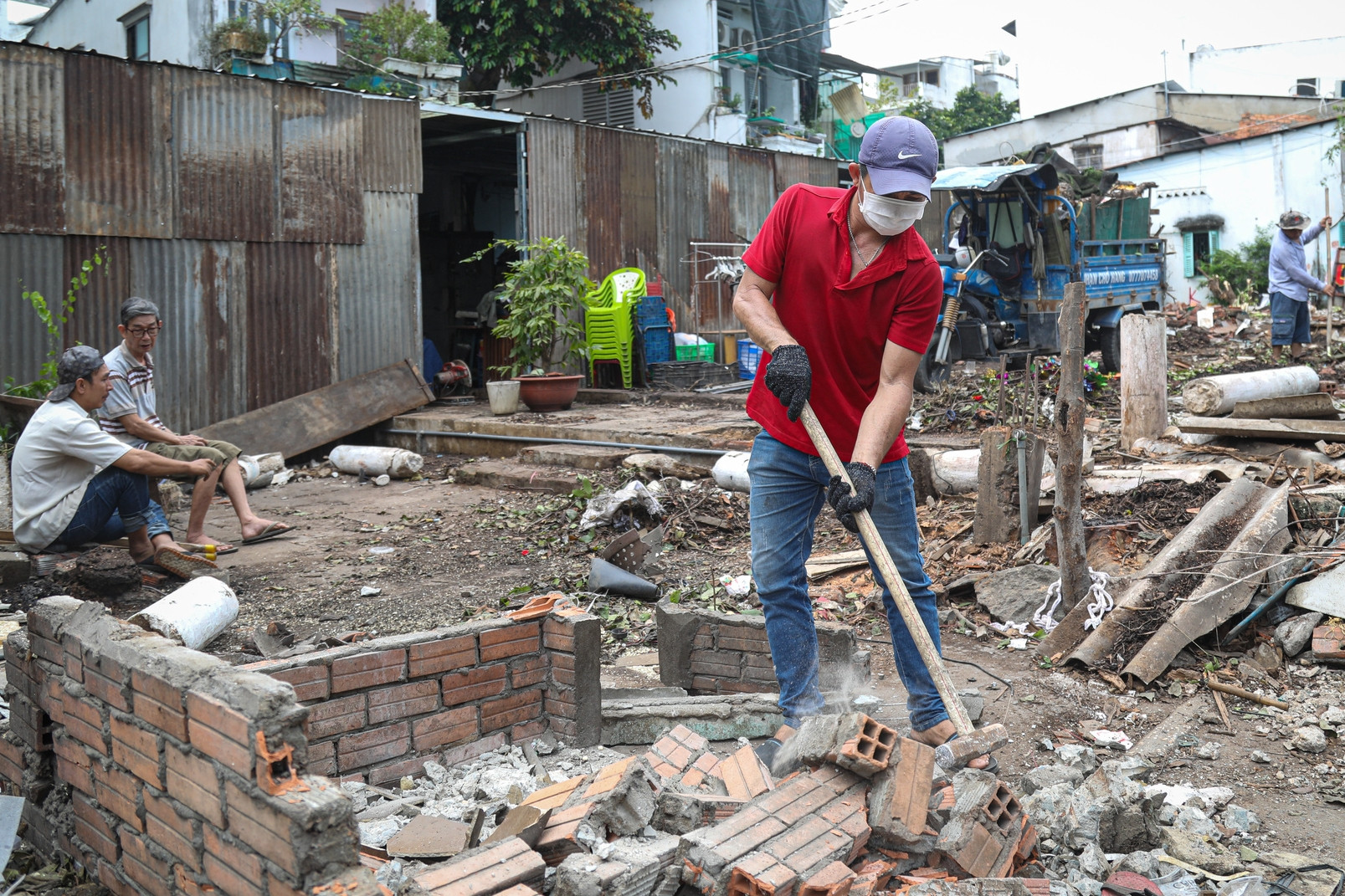 Người dân giao mặt bằng để mở rộng đường, giảm kẹt xe mưa ngập ở TPHCM