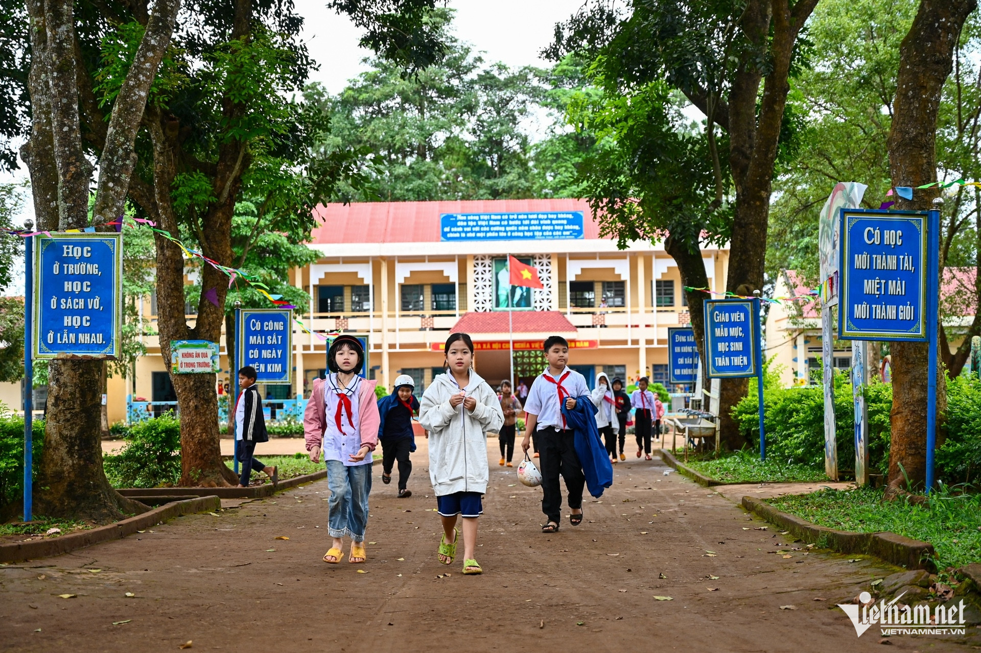 W-hoc sinh giam ngheo.jpg