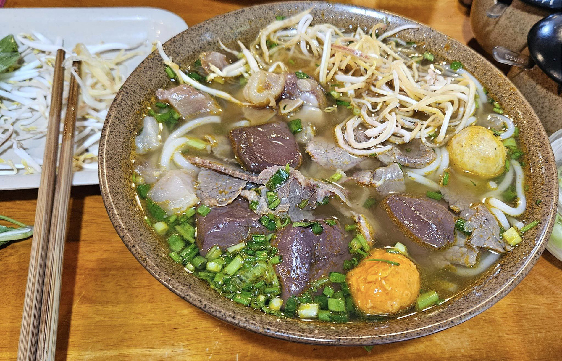 bún bò huế   ngự uyển (Ngọc Huyền Lê).jpg