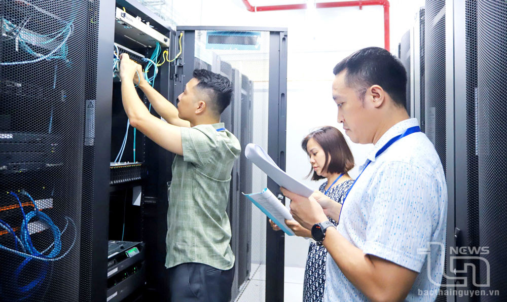 Đường truyền mạng chuyên dùng phục vụ chuyển đổi số của tỉnh được các cán bộ chuyên môn của Sở Thông tin và Truyền thông kiểm tra thường xuyên, bảo đảm an toàn an ninh mạng.