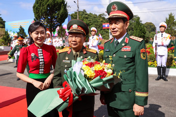 Hai Bộ trưởng Quốc phòng Việt Nam và Lào gặp nhau ở biên giới