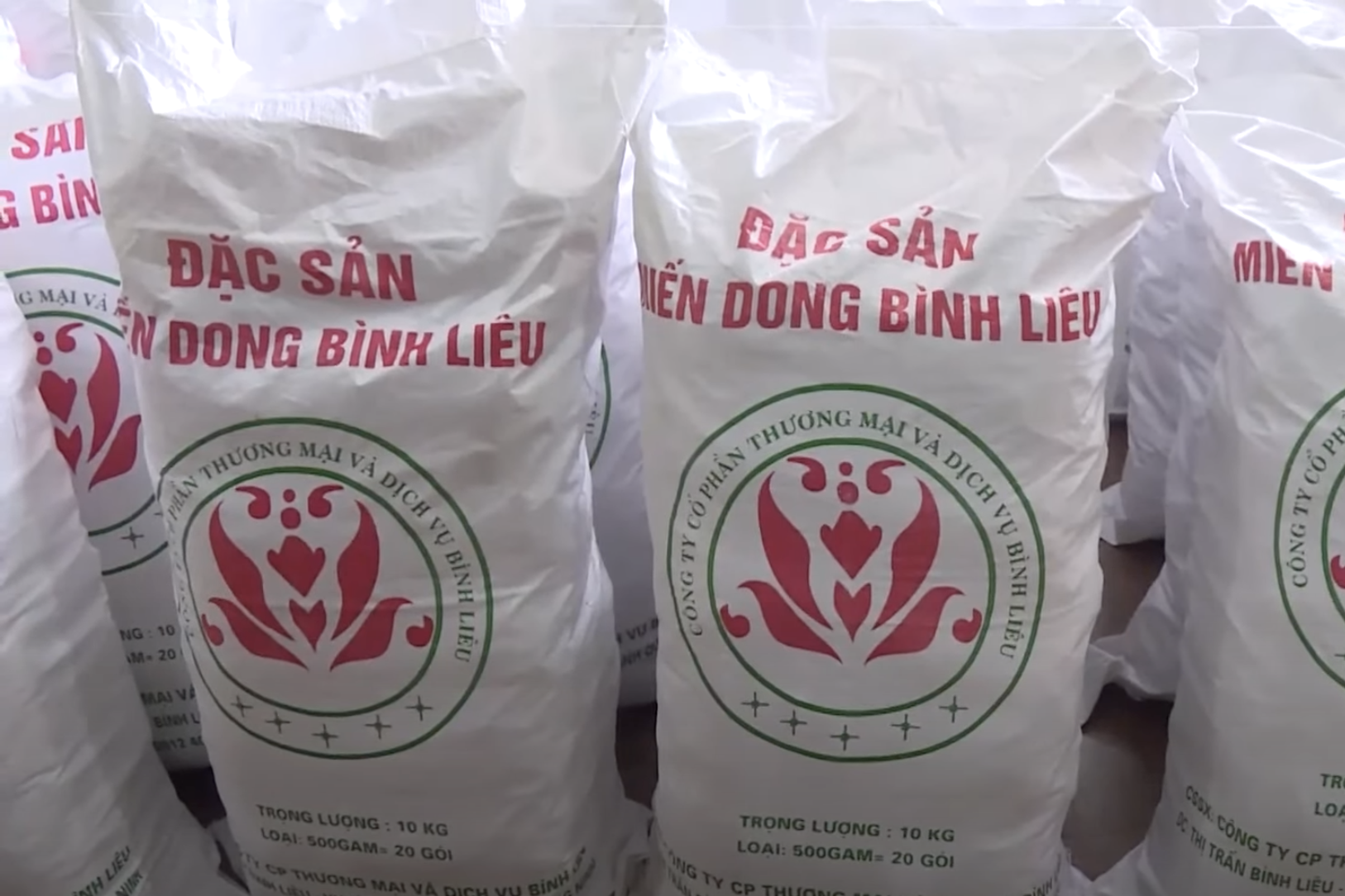 Huyện miền núi, biên giới, đồng bào dân tộc thiểu số đầu tiên đạt chuẩn NTM