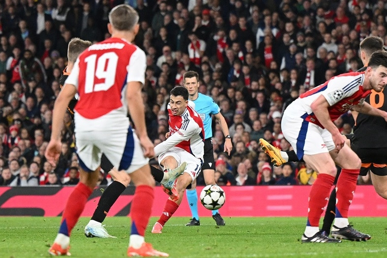 Arsenal thắng nhọc Shakhtar trước đại chiến với Liverpool