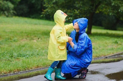 Nhường áo mưa cho người lạ, cô gái nhận niềm vui bất ngờ