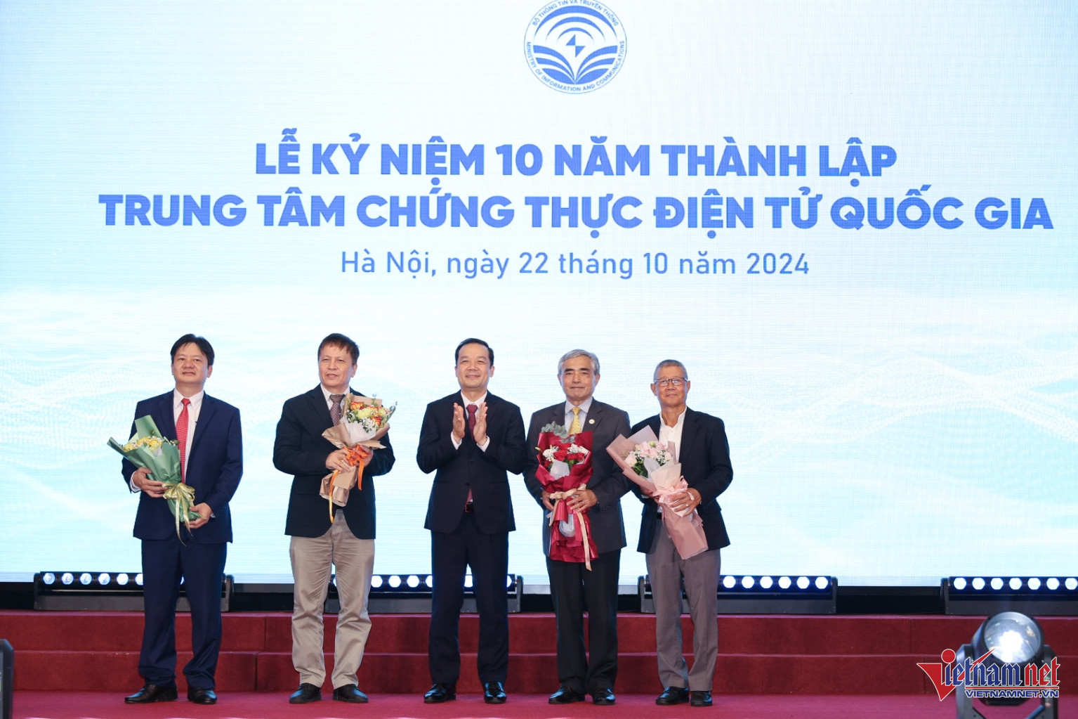 W-10 nam trung tam chung thuc 3.jpg
