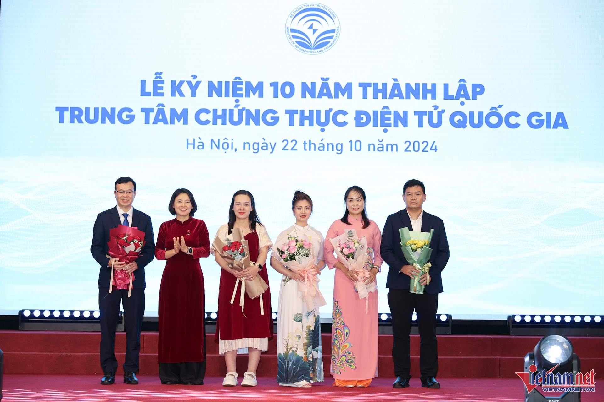 W-10 nam trung tam chung thuc 4.jpg