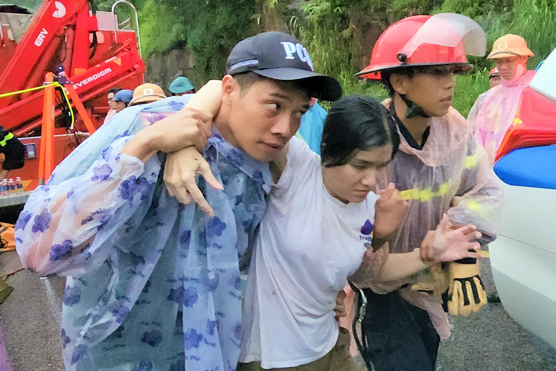Trần Nguyễn Thu Trang thời điểm được lực lượng chức năng đưa ra khỏi vực sâu. Ảnh: N.X
