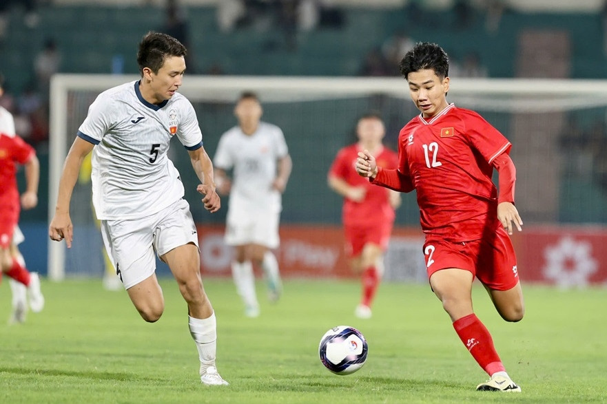 Trực tiếp bóng đá U17 Việt Nam vs U17 Myanmar: Chỉnh lại thước ngắm