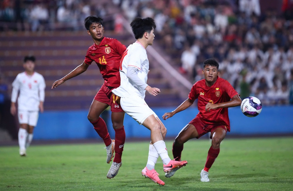 U17 Myanmar vs U17 Viet Nam 2.jpg