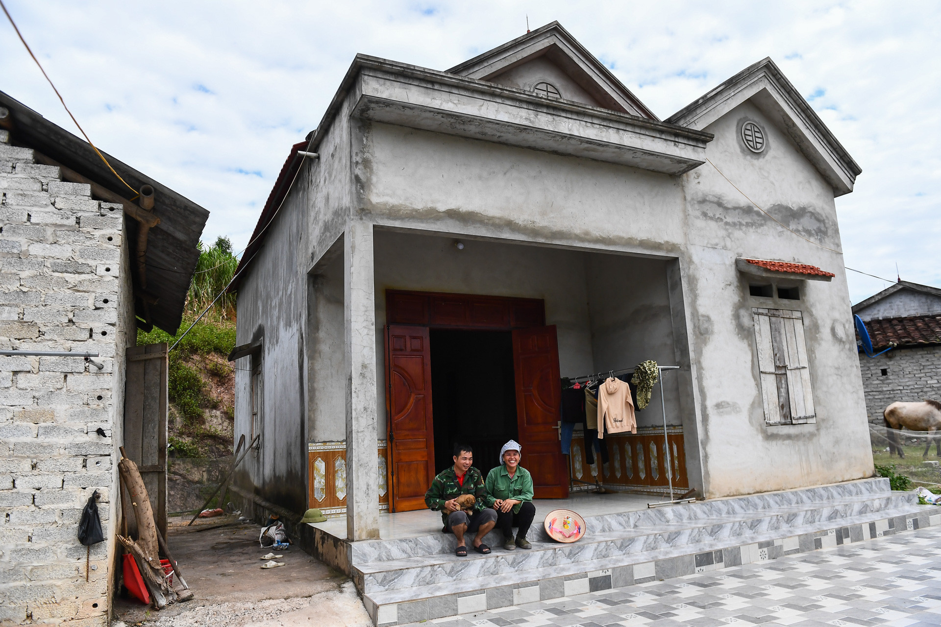 Trao tặng nhà “3 cứng” cho hộ nghèo