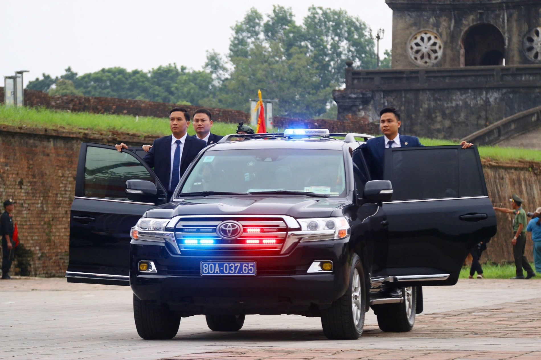 Tại lễ Khai mạc, tình huống giả định được đưa ra là có một tổng thống nước X đến thăm, làm việc tại nước ta. Quá trình di chuyển, xe chở yếu nhân bị một nhóm có trang bị súng tiểu liên, lựu đạn tấn công.