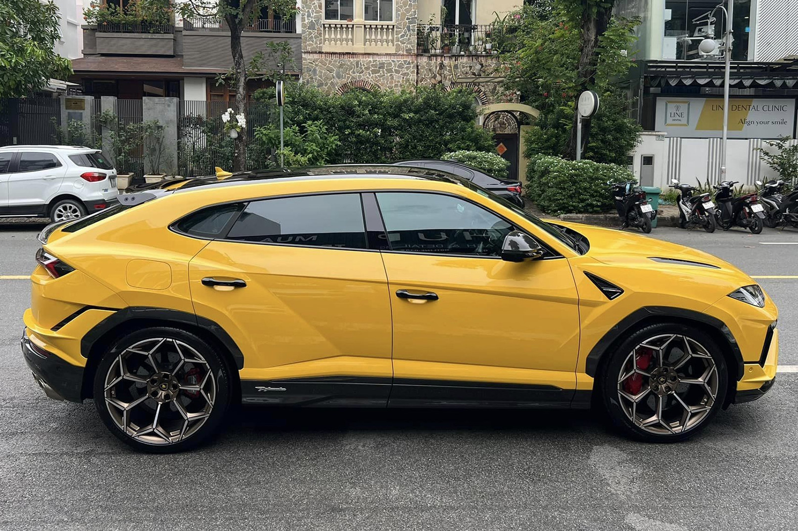 Siêu SUV Lamborghini Urus của đại gia Đoàn Di Băng rớt giá 3 tỷ sau 6 tháng