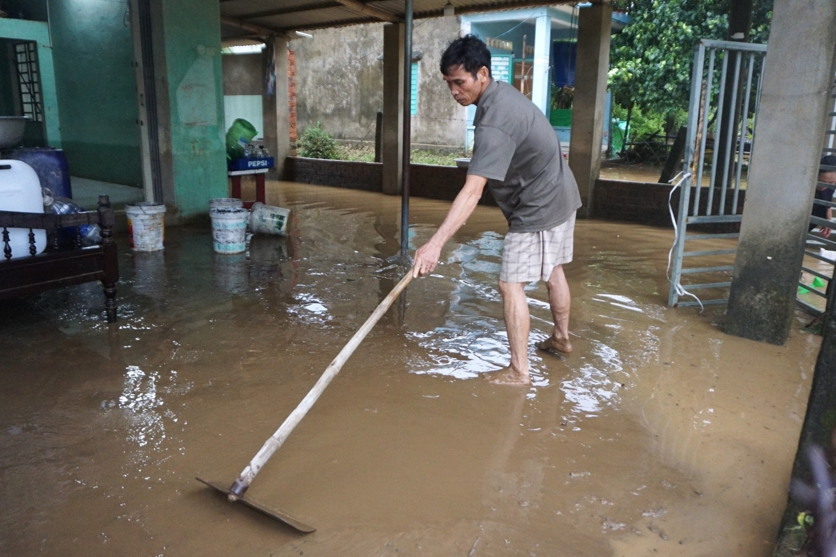 Bùn non ngập nhà sau bão số 6 Trà Mi, người dân Đà Nẵng tất bật dọn dẹp