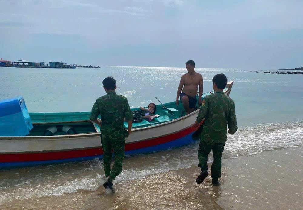 Nữ du khách sống sót nhờ mặc áo phao vụ chèo sup bị cuốn trôi ở đảo Phú Qúy.jpg