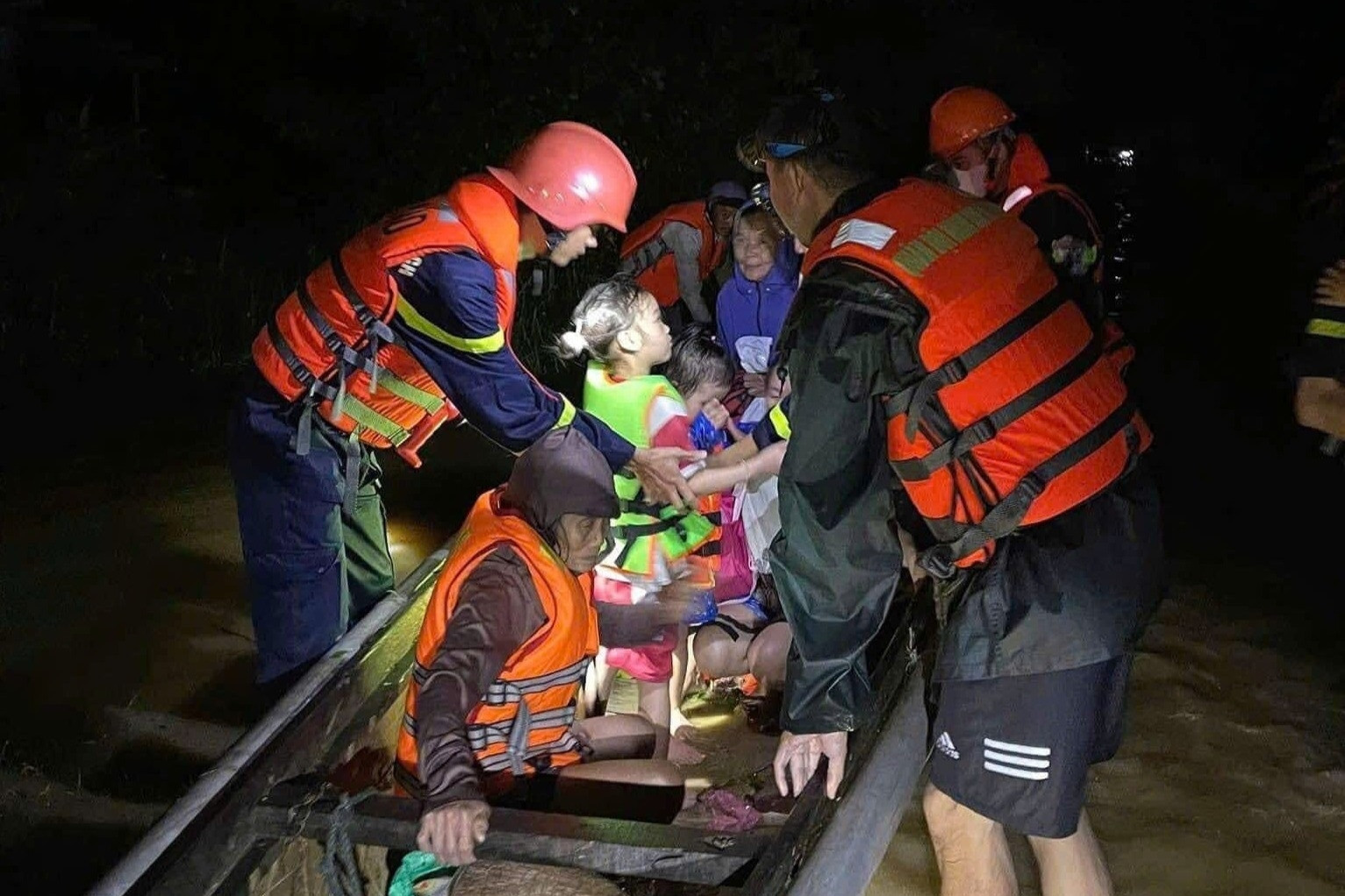 Nước sông trên mức báo động 2, chính quyền Quảng Trị xuyên đêm ứng cứu dân