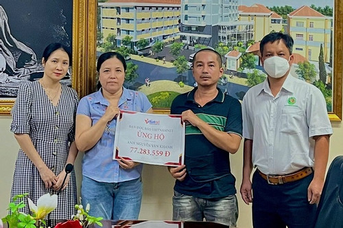 Trao hơn 77 triệu đồng đến anh Nguyễn Văn Khanh