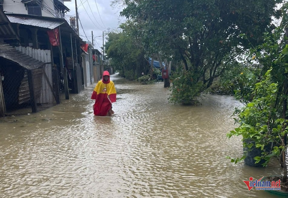 Bão số 6 Trà Mi vào đất liền, nhiều hộ dân ở Thừa Thiên Huế đang kẹt trong rừng