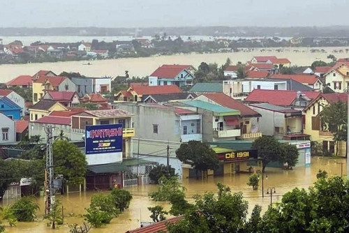 Bản tin trưa 28/10: Lũ lên nhanh, 15.000 ngôi nhà ở Quảng Bình chìm trong nước