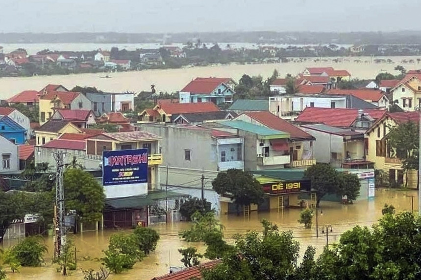 Bản tin trưa 28/10: Lũ lên nhanh, 15.000 ngôi nhà ở Quảng Bình chìm trong nước