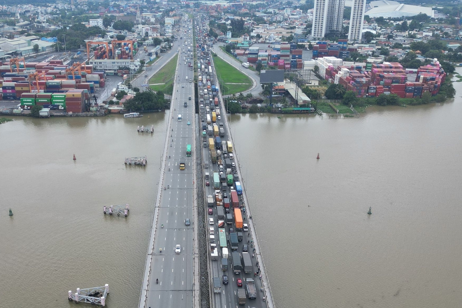 2 vụ tai nạn ở cửa ngõ phía Đông TPHCM, giao thông ùn tắc gần 5km