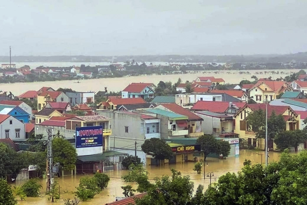 Lũ lên nhanh, hơn 15.000 ngôi nhà ở Quảng Bình chìm trong nước