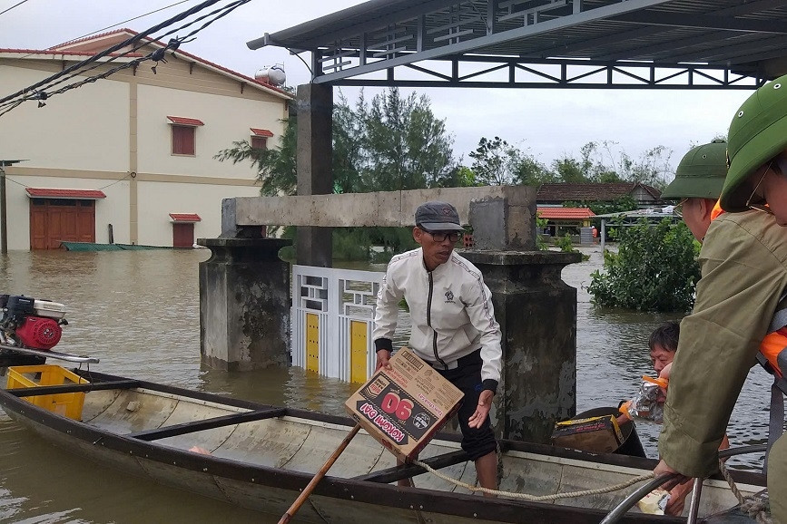 Quảng Bình huy động thuyền ngư dân cứu hộ, tiếp tế lương thực tới 'rốn lũ'