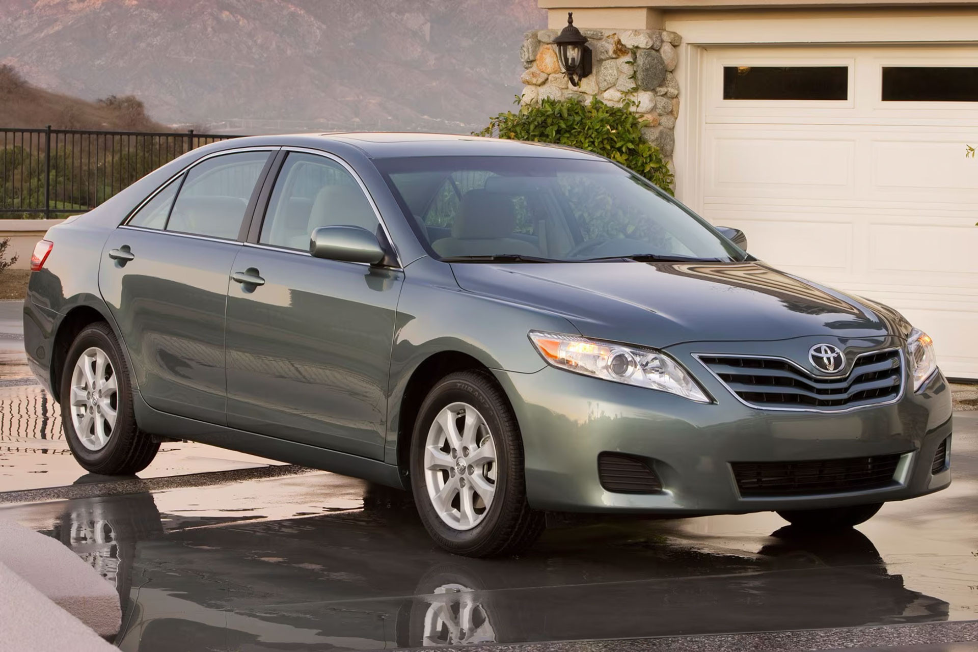 Toyota Camry 2010.jpg