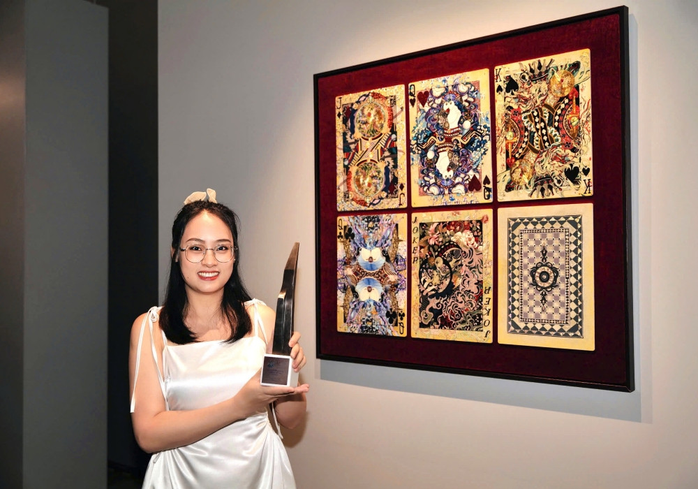 batch_Nghệ sĩ Phan Tú Trân_Nghệ sĩ triển vọng nhất năm (1).jpg