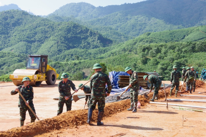 Giữa tháng 10 sẽ lắp đặt 4 nhà đầu tiên ở khu tái định cư Làng Nủ