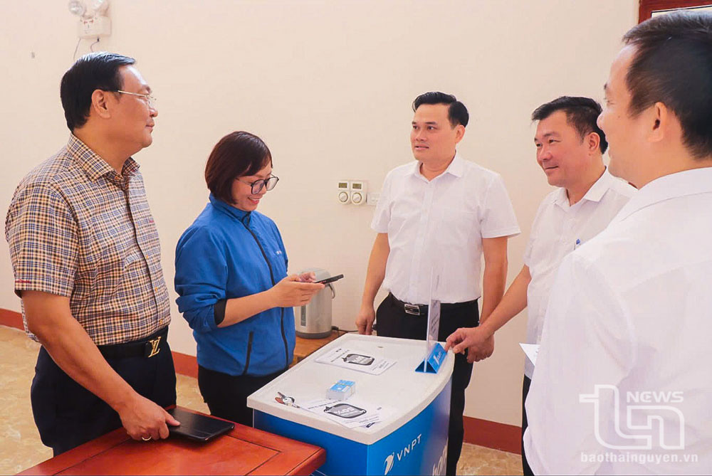 Lãnh đạo huyện Định Hóa, Sở Thông tin và Truyền thông cùng các đại biểu trao đổi về công tác chuyển đổi số.