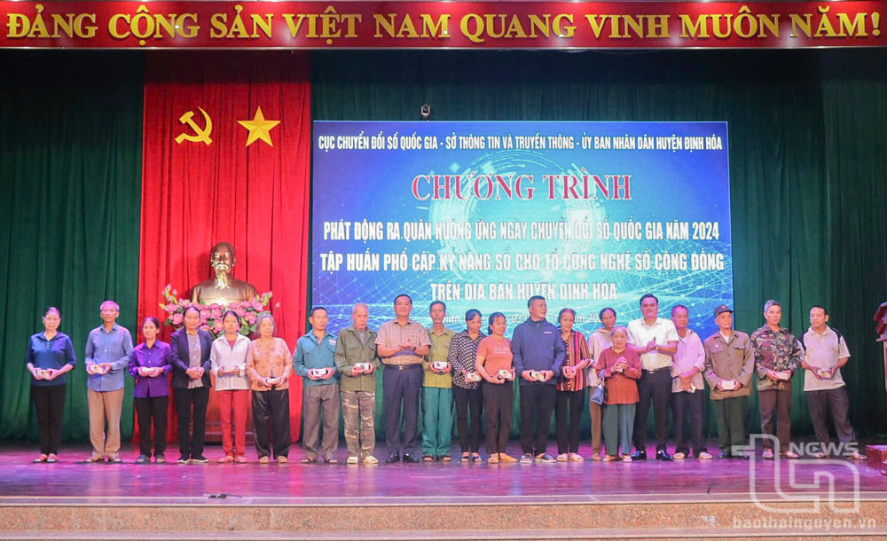 Lãnh đạo huyện Định Hóa, Sở Thông tin và Truyền thông trao điện thoại 4G tặng người dân.