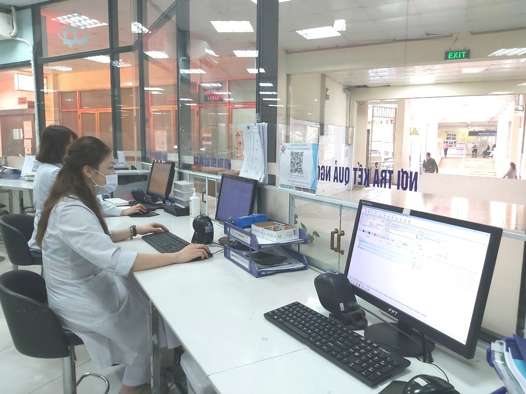 Toàn bộ kết quả xét nghiệm của bệnh nhân được nhân viên Khoa xét nghiệm, chẩn đoán hình ảnh của Bệnh viện Đa khoa tỉnh nhập trên hệ thống mạng để chuyển đến các khoa, phòng, khám, chữa bệnh.