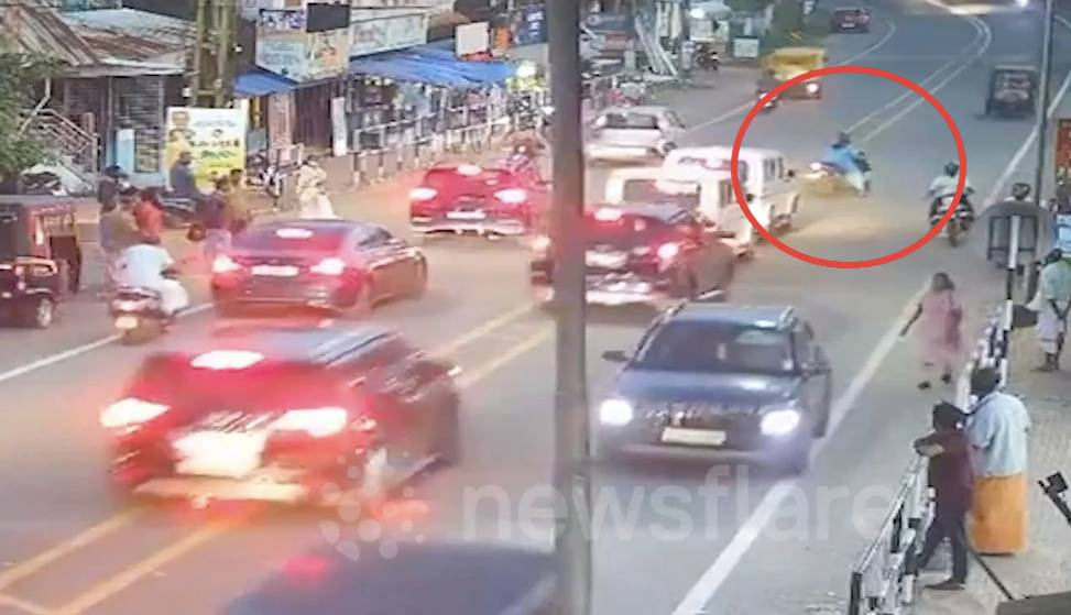 Đoàn xe chở bộ trưởng bị dồn toa.jpg