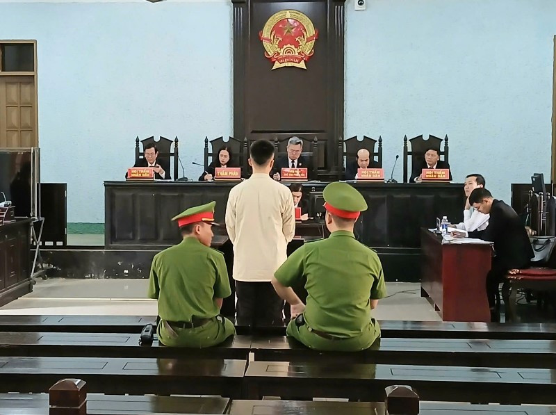 Dùng kéo đâm thấu ngực.jpg