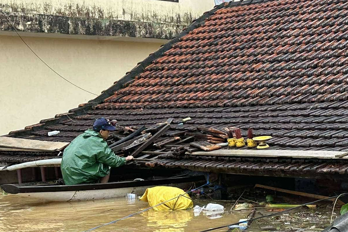 Thắt lòng cảnh đưa tang trên dòng nước lũ ở Lệ Thủy