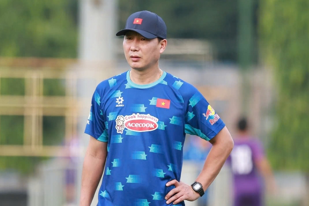 HLV Kim Sang Sik chạy 'không kịp thở' trước AFF Cup