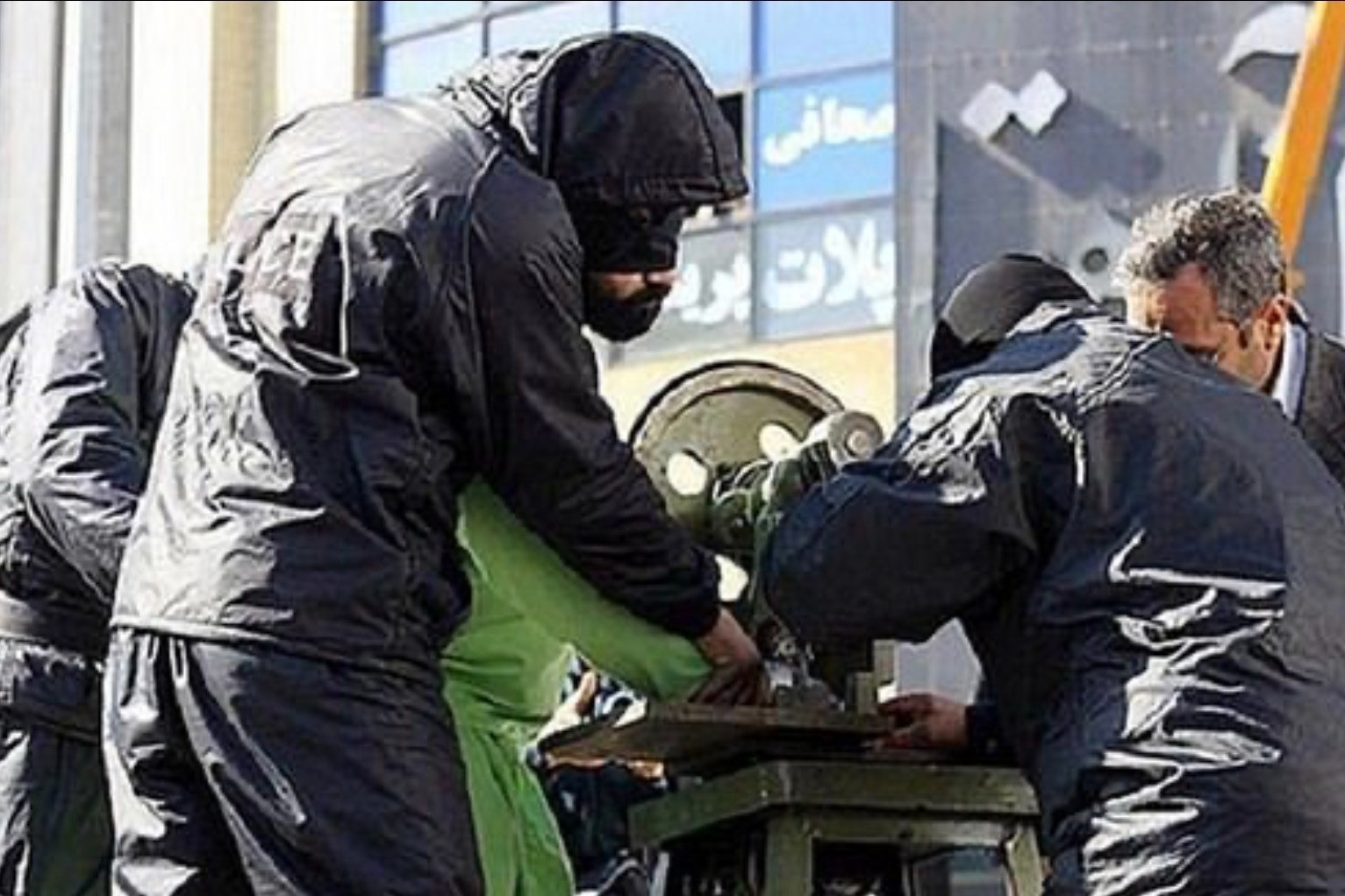 Iran cắt cụt ngón tay của 2 tên trộm trong lần hiếm hoi áp dụng luật Sharia