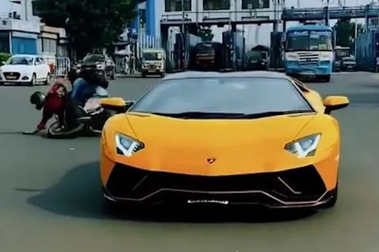 Mải ngắm Lamborghini Aventador, người đi xe máy đâm sầm vào đuôi siêu xe