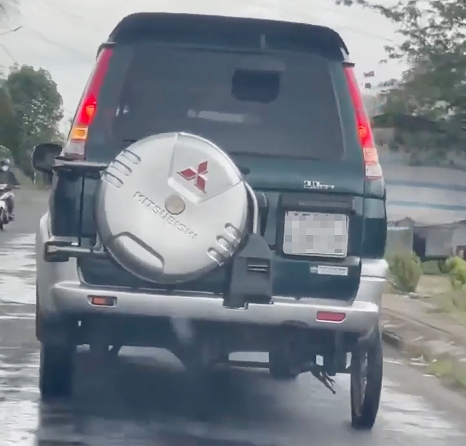 ô tô gắn bánh xe máy.jpg