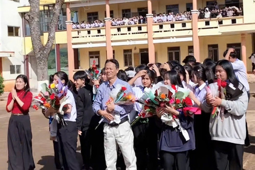 Xúc động màn chia tay 'thầy hiệu trưởng mãi đỉnh' của hàng nghìn học sinh